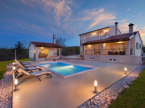 Bazén v ubytování Holiday Home Bura by Interhome nebo v jeho okolí