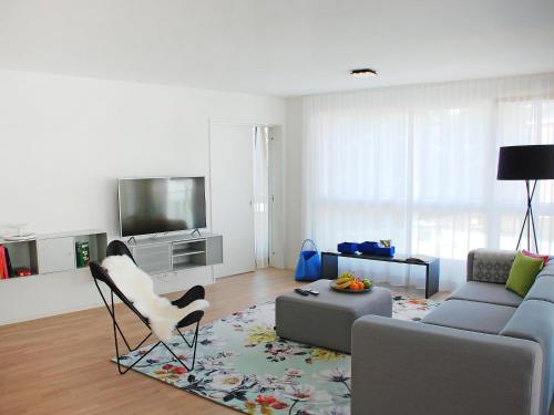 Televiisor ja/või meelelahutuskeskus majutusasutuses Apartment LaVille B-3-2 by Interhome