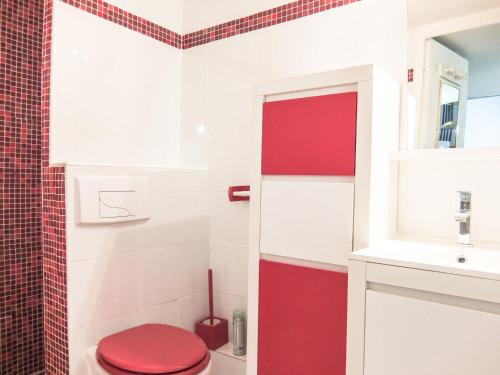 une salle de bain avec des toilettes rouges et un lavabo dans l'établissement Holiday Home Mas del Sol by Interhome, à Saint Cyprien Plage
