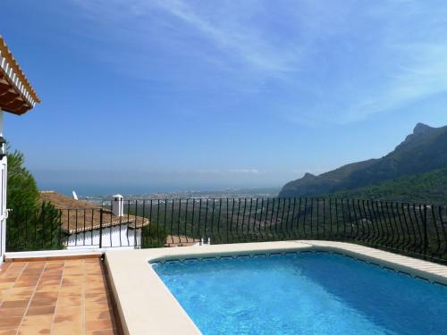 Monte PegoにあるHoliday Home Gabi by Interhomeの海の景色を望むスイミングプール