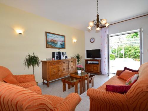 Televízia a/alebo spoločenská miestnosť v ubytovaní Holiday Home Slavko by Interhome