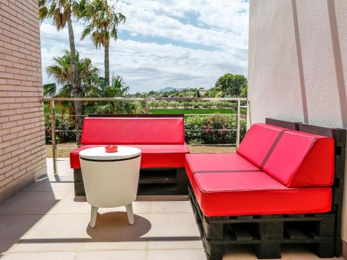 ランポーヤにあるHoliday Home Xaloc by Interhomeのパティオ(赤い椅子2脚、テーブル付)