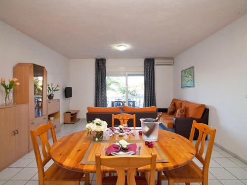 Posezení v ubytování Apartment Royal Delta-7 by Interhome