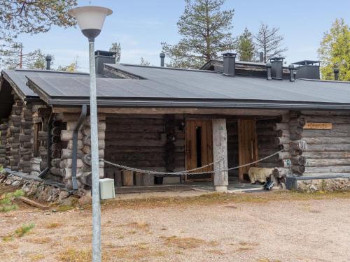 une cabane en rondins avec un éclairage de rue devant elle dans l'établissement Holiday Home Rukapuro by Interhome, à Ruka