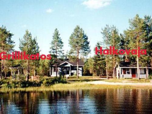 a view of a house and a lake with the words hucklehots and houses at Holiday Home Mäntyaho by Interhome in Karvonen