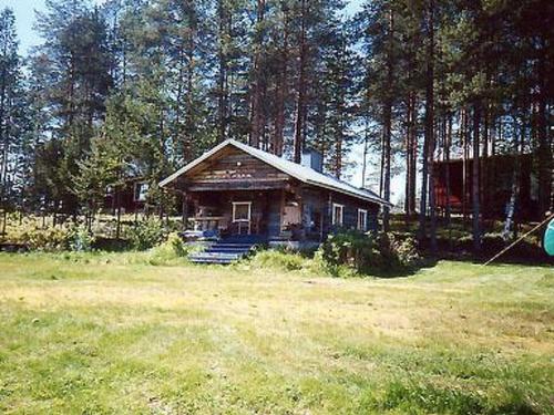 una pequeña casa en medio de un campo en Holiday Home Raanumökki ii by Interhome, en Lampsijärvi