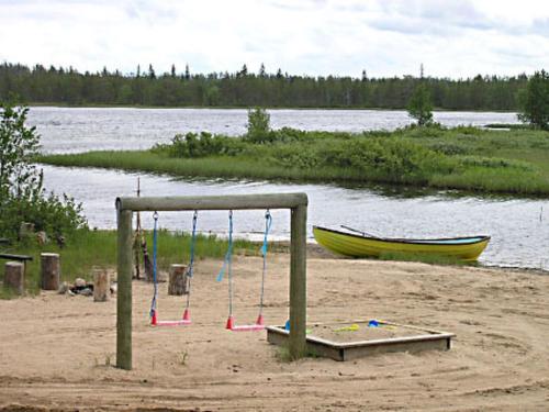 eine Schaukel am Strand neben einem Boot in der Unterkunft Holiday Home Iso marina by Interhome in Karvonen