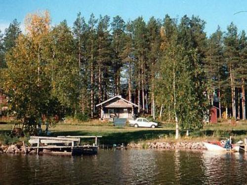 un coche está estacionado frente a una cabaña en un lago en Holiday Home Raanumökki ii by Interhome, en Lampsijärvi