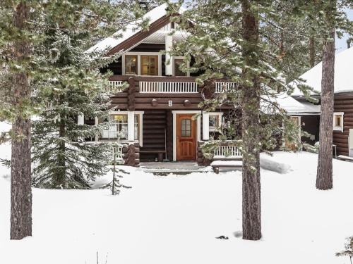 シルッカにあるHoliday Home Levinkettu b by Interhomeの雪の中の木々の丸太小屋