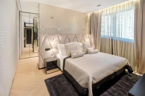 Giường trong phòng chung tại Posh Residence Luxury Suites