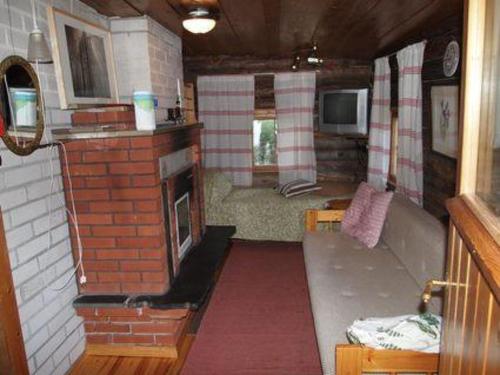 Habitación con chimenea de ladrillo en una casa en Holiday Home Raanumökki ii by Interhome, en Lampsijärvi