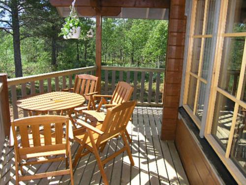 eine Terrasse mit Tisch und Stühlen auf einer Veranda in der Unterkunft Holiday Home Iso marina by Interhome in Karvonen