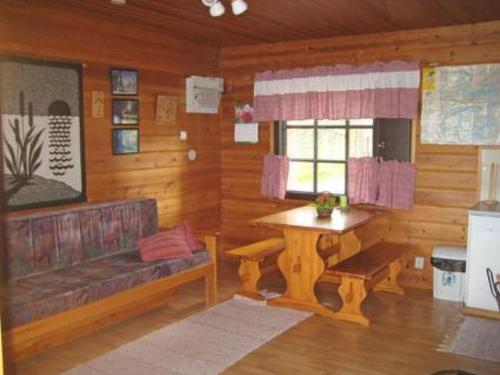 KarvonenにあるHoliday Home Takaharju by Interhomeのベンチ、テーブル、窓が備わる客室です。