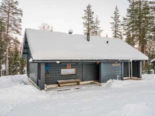 una cabina nella neve con tetto ricoperto di neve di Holiday Home Neljä vuodenaikaa a1-karpalo by Interhome a Ylläsjärvi