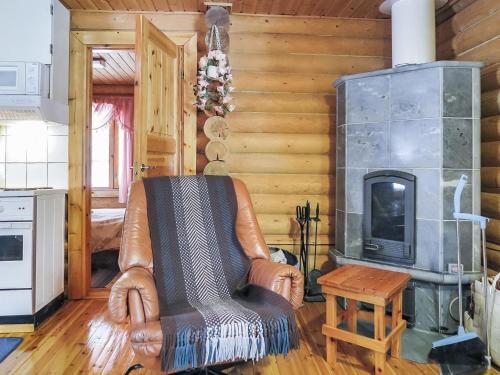ルオストにあるHoliday Home Lähde by Interhomeのリビングルーム(革張りの椅子、暖炉付)