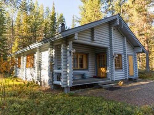 ユッラスヤルヴィにあるHoliday Home Ylläs-topin lomamaja 2 by Interhomeの森の中の小屋
