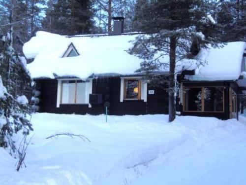 ユッラスヤルヴィにあるHoliday Home Tunturitähti- lainio by Interhomeの雪の黒い家