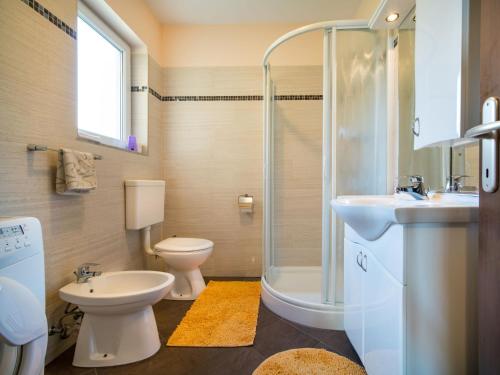 Ένα μπάνιο στο Apartment Silvana-3 by Interhome
