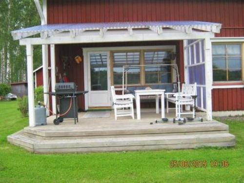 une terrasse couverte d'une maison avec une table et des chaises dans l'établissement Holiday Home Aurinkoranta by Interhome, à Rautalampi