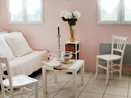 ein Wohnzimmer mit einem Sofa, einem Tisch und Stühlen in der Unterkunft Chalet Le Clos des Sapins by Interhome in Monlet
