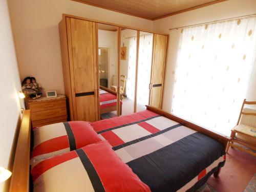 Un dormitorio con una cama y una cómoda y una ventana. en Apartment Marija-1 by Interhome, en Pridraga