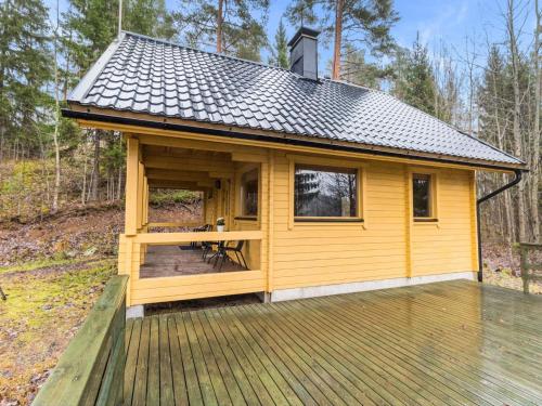 BöleにあるHoliday Home Mirus by Interhomeの木製デッキ上の小さな黄色のキャビン