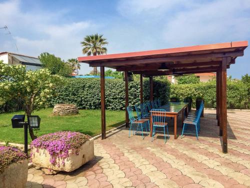 un padiglione con sedie e un tavolo sul patio di Holiday Home Fiumara by Interhome a Margherita di Savoia