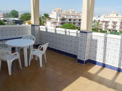 patio con mesa y sillas en el balcón en Apartment Luz del Mediterraneo-4 by Interhome, en Denia