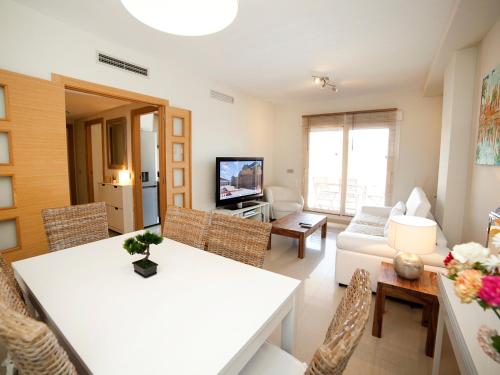 卡爾佩的住宿－Apartment Luz de Calpe I-3 by Interhome，客厅配有沙发和桌子