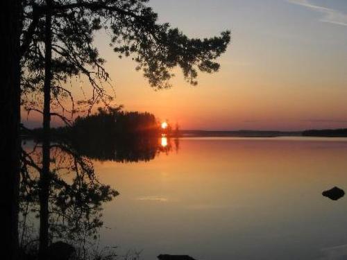 HakoniemiにあるHoliday Home Liplakka by Interhomeの遠くに沈む夕日を楽しめる湖の夕日