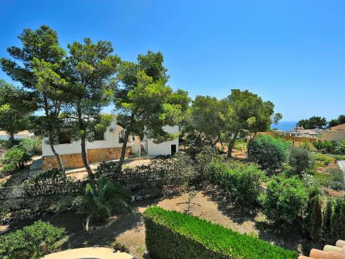 uma vista para um jardim com árvores e arbustos em Holiday Home Wolf by Interhome em Balcon del Mar