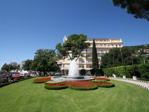 Κήπος έξω από το Apartment Silvana-3 by Interhome