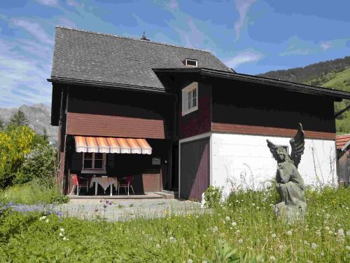 GerschnialpにあるApartment Hälmehois by Interhomeの小さな家