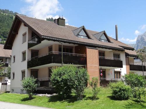 um edifício de apartamentos com uma varanda e um telhado em Apartment Blumenweg 2 by Interhome em Engelberg