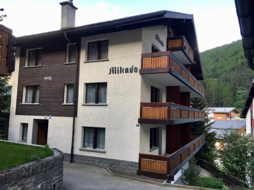 - un bâtiment avec des balcons sur le côté dans l'établissement Apartment Mikado by Interhome, à Saas-Fee