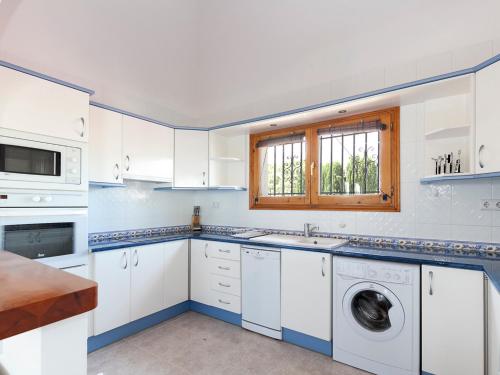 Dapur atau dapur kecil di Villa Villa Jilian by Interhome