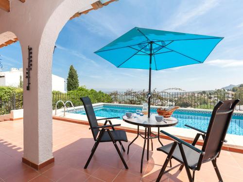 une terrasse avec une table et un parasol bleu dans l'établissement Villa Jillian by Interhome, à Monte Pego