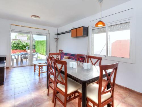 cocina y comedor con mesa y sillas en Holiday Home Villa Santa Marta II by Interhome, en Les tres Cales