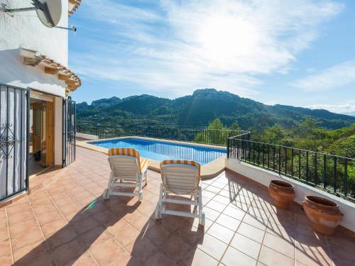 patio z 2 krzesłami i basenem w obiekcie Villa Casa Salvador by Interhome w mieście Monte Pego
