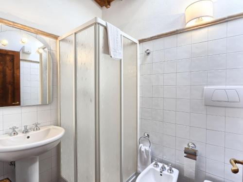 Bilik mandi di Apartment Chiantishire retreat-5 by Interhome