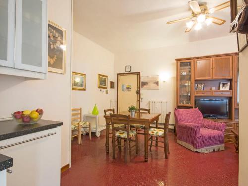 ヴィアレッジョにあるApartment Appartamento Luporini by Interhomeのキッチン、ダイニングルーム(テーブル、椅子付)