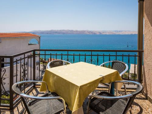 stół i krzesła na balkonie z widokiem na ocean w obiekcie Apartment Delfin-10 by Interhome w mieście Cesarica