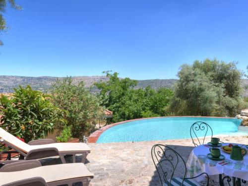 vista sulla piscina con sedie e tavolo di Villa Casa by Interhome a Solarino