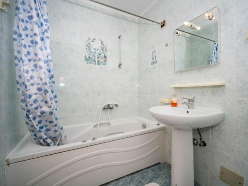 Apartment Hilde Blue-3 by Interhome