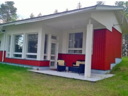 une maison rouge et blanche avec des chaises dans la cour dans l'établissement Holiday Home Soivio by Interhome, à Poussu