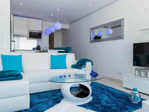 sala de estar con sofá blanco y alfombra azul en Studio Dream View 50m from the beach by Interhome, en Albufeira
