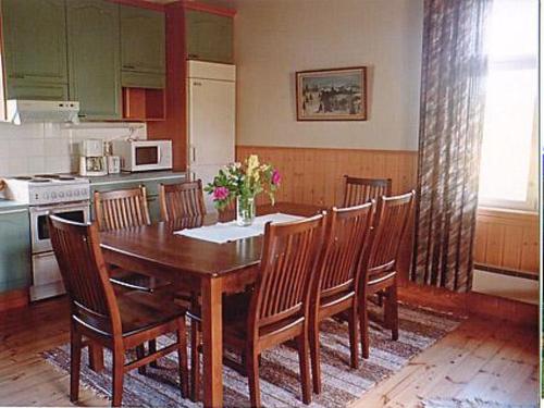- une cuisine avec une table à manger en bois et des chaises dans l'établissement Holiday Home Jokiranta by Interhome, à Armisvesi