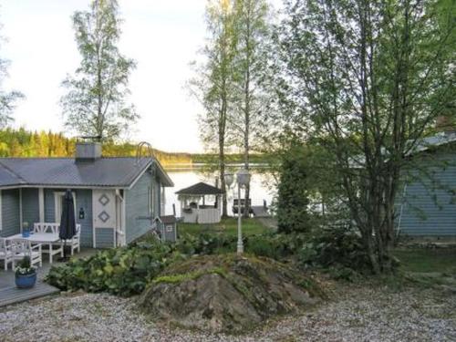 une maison bleue avec une cour arborée dans l'établissement Holiday Home Pitkälahti by Interhome, à Vehmaskylä