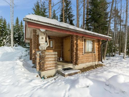 domek z bali w śniegu w lesie w obiekcie Holiday Home Hevonkuusi by Interhome w mieście Säkinmäki