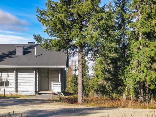 ein Haus mit einem Baum davor in der Unterkunft Holiday Home Lupposyöte b1 by Interhome in Syöte